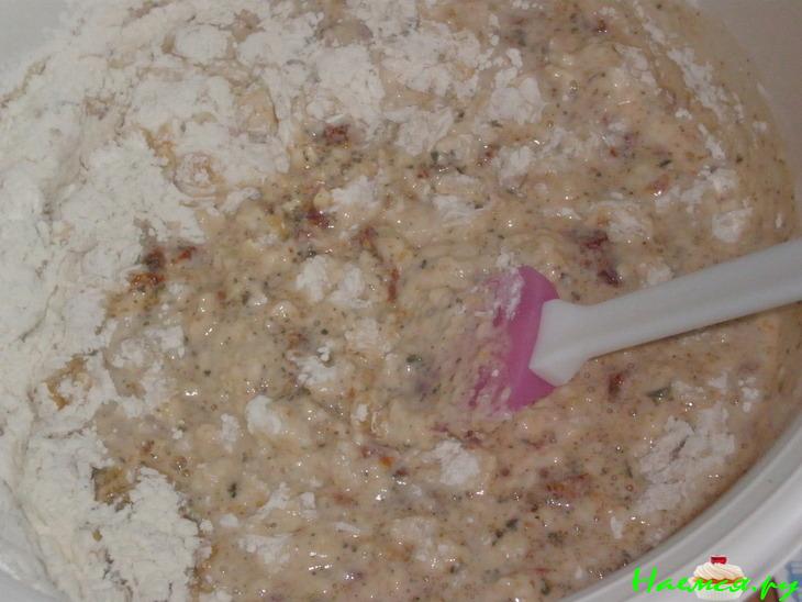 Булочки гриль с базиликом и вяленными помидорами