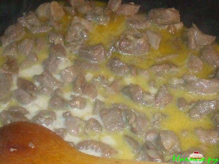 Индейка с орехами в сметане