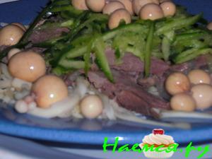 Солат из индюшиных желудков с сыром, яйцами и огурцами