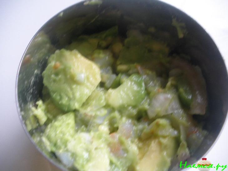 Тиан с креветками, авокадо и маринованными помидорами