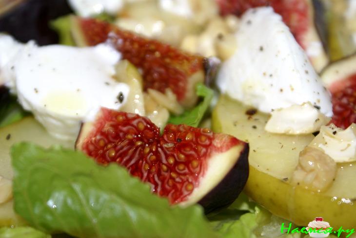 Салат с инжиром, козьим сыром и кешью