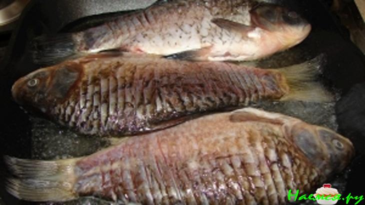 Караси в сметане с шампиньонами и чесноком