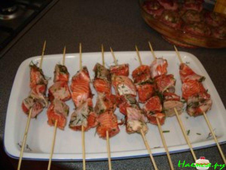 Лосось гриль с овощными рулетами