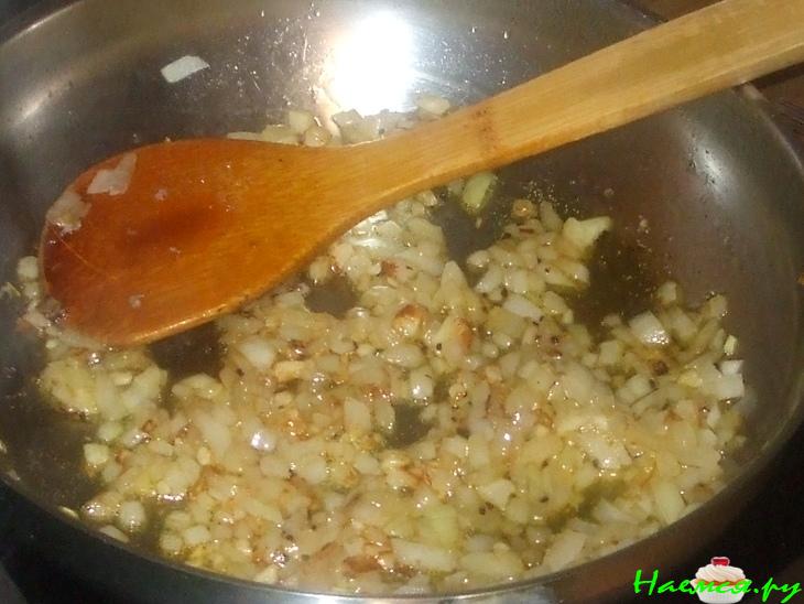 Индейка с орехами в сметане