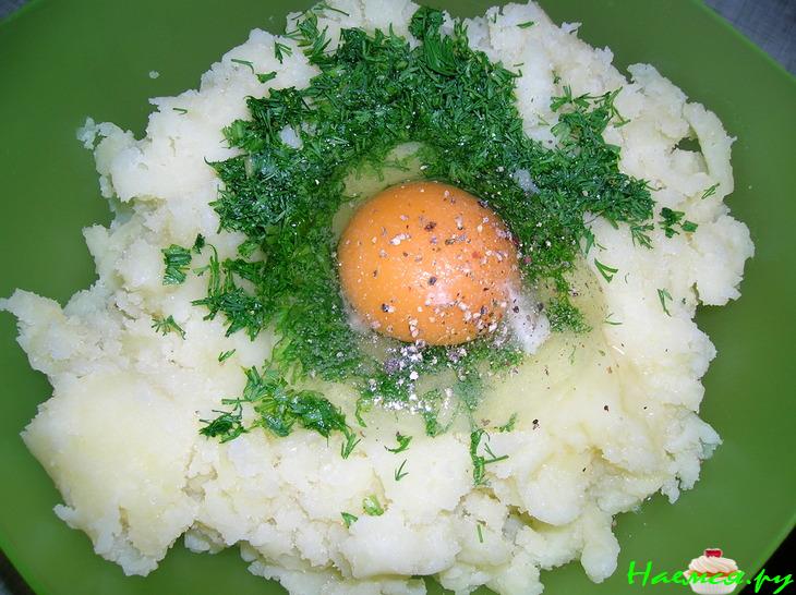 Зразы картофельные с креветками и яйцом под соусом