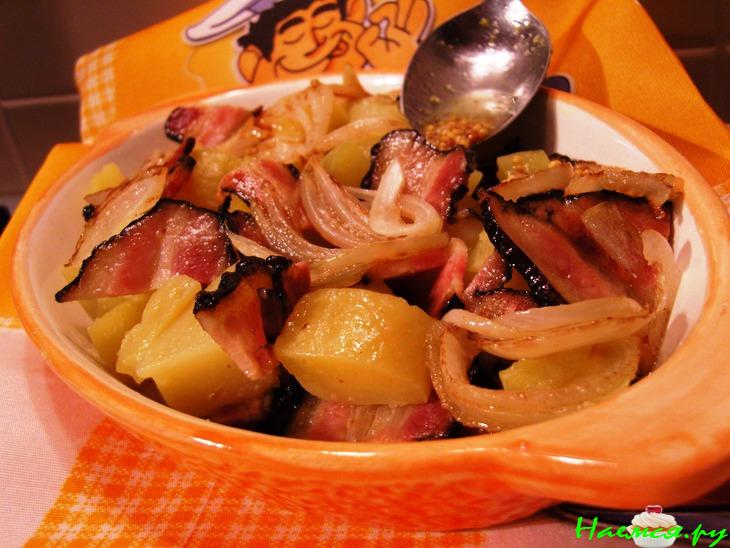 Горячий салат с беконом и картофелем