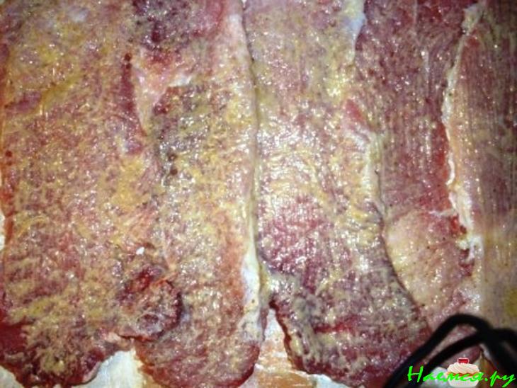 Рулет свиной с черносливом, грецкими орехами, чесноком, горчицей и хреном Рулет свиной с черносливом, грецкими орехами, чесноком, горчицей и хреном