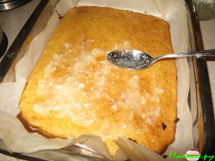 Бисквитный рулет с бананом и киви