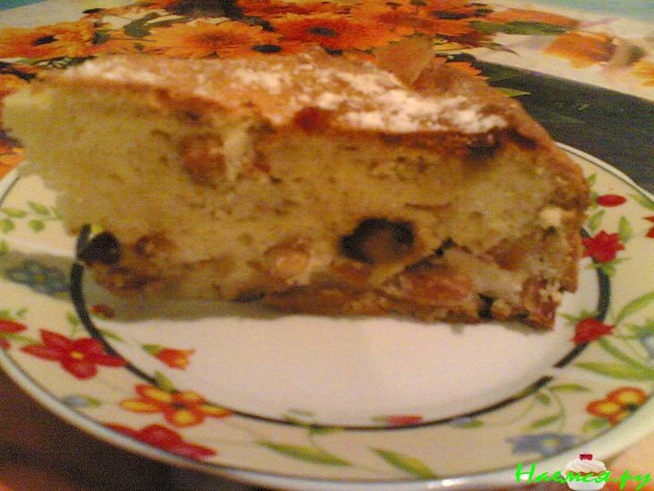 Яблочный пирог с финиками и орехами