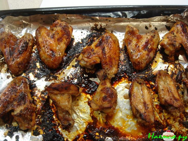 Куриные крылышки в глазури из соевого соуса, меда и рисового уксуса Куриные крылышки в глазури из соевого соуса, меда и рисового уксуса