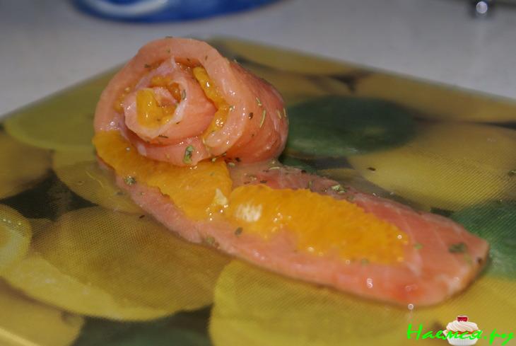 Рулеты-розочки из форели с апельсинами