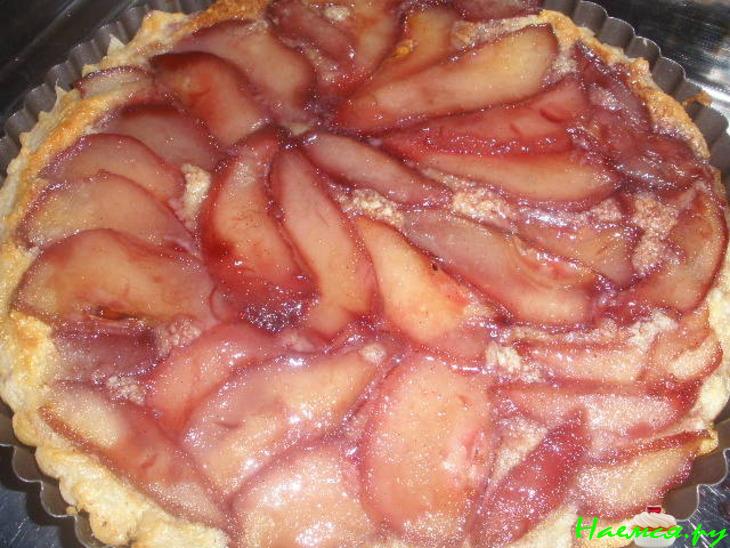 Миндальный тарт с винными грушами