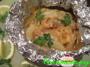 Запеченная в фольге морская рыба с креветками Запеченная в фольге морская рыба с креветками
