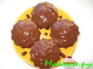 Шоколадные кексики 'Сюрприз' с орехами и сгущенкой