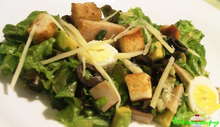 Салат с осетриной, авокадо и перепелиными яйцами Салат с осетриной, авокадо и перепелиными яйцами