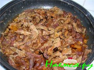 Бефстроганов со сметаной и томатным соусом