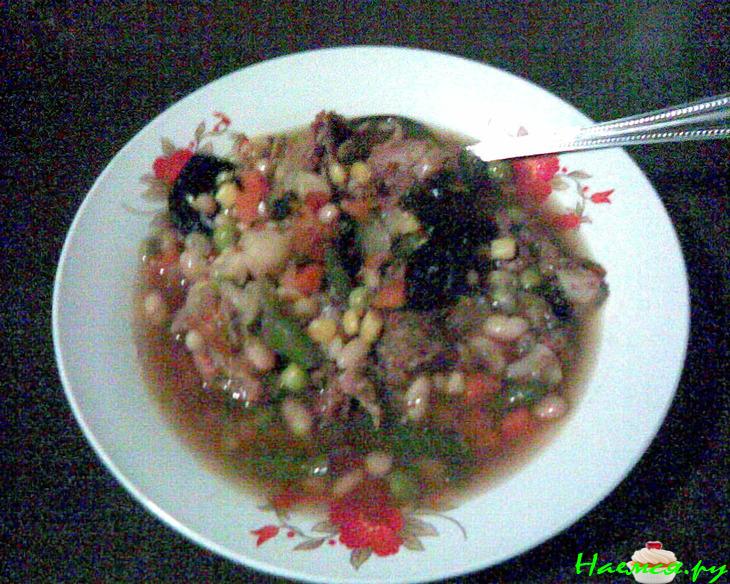 Говяжий суп с фасолью, овощами и черносливом в керамической посуде