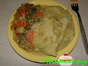 Рыбка с овощами под соусом