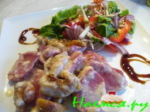 Язык, запеченный с инжиром, под сливочно-хреновым соусом