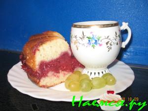 Бисквитный пирог с клюквой и творогом