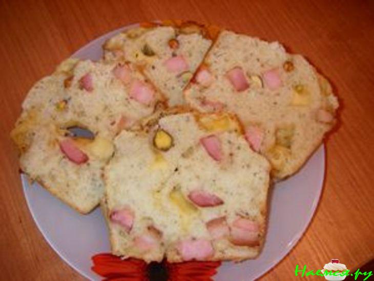Закусочный хлеб с сыром и копченой грудинкой
