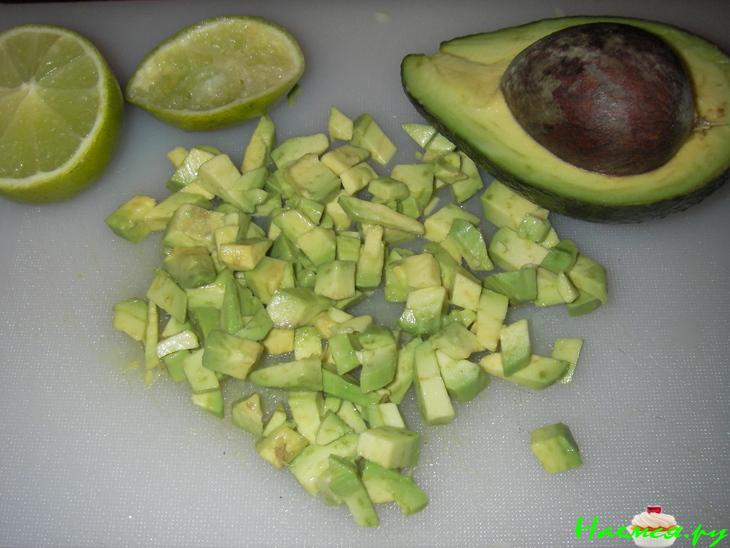 Салат из креветок, рукколы и авокадо