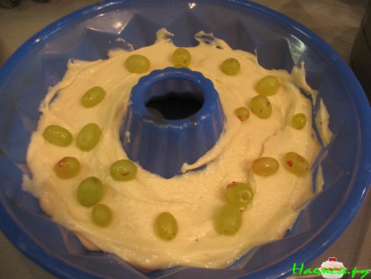 Бисквитный пирог с клюквой и творогом