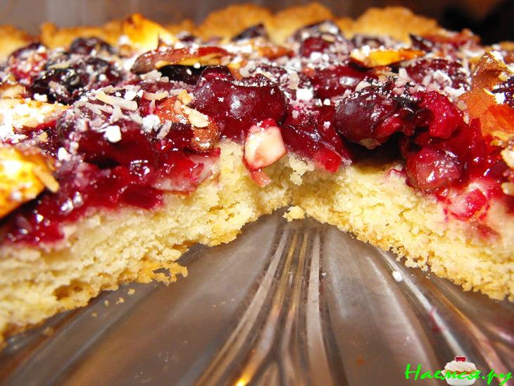 Открытый вишневый пирог с миндалем