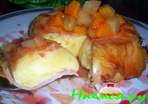 Запеченный сыр brie с ветчиной и фруктами