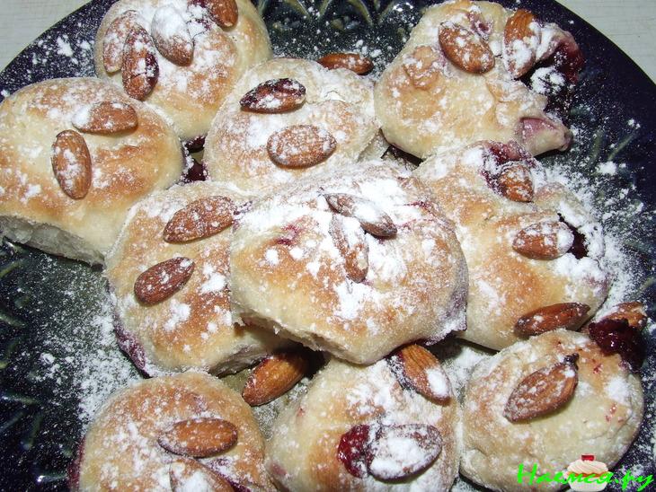 Пирожки с вишней и миндалем