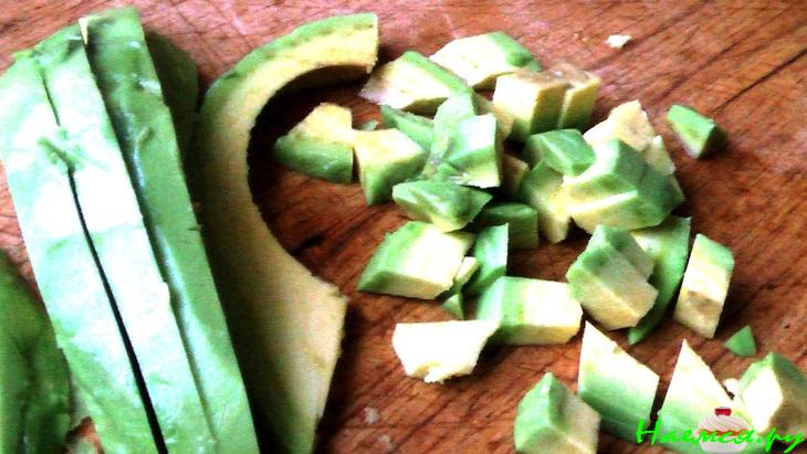 Салат с осетриной, авокадо и перепелиными яйцами Салат с осетриной, авокадо и перепелиными яйцами