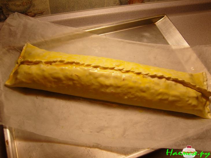 Слоенка с яблоками, изюмом и пудингом