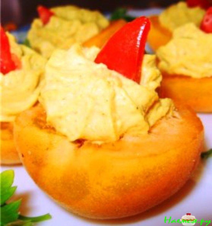 Тунец в половинках абрикосов