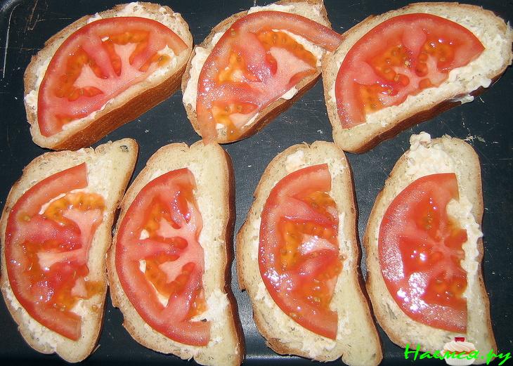 Бутерброды со шпротами, помидорами и сыром