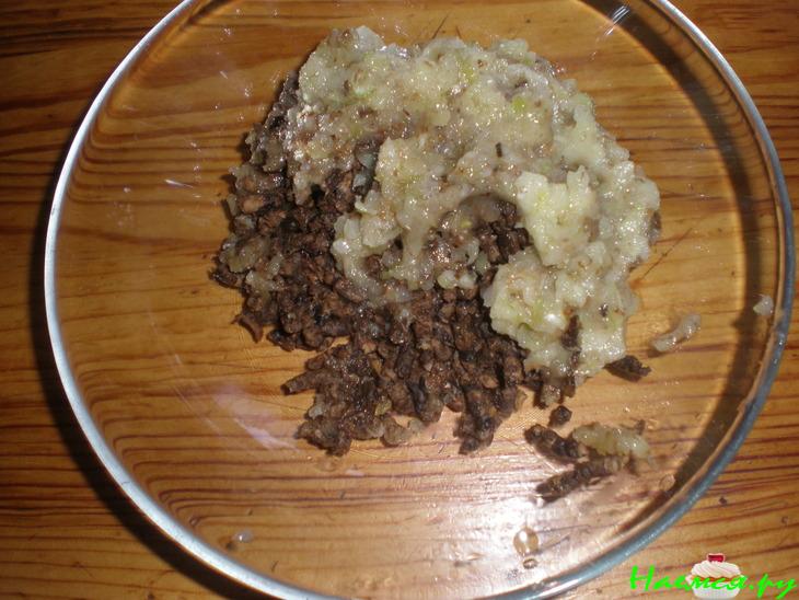 Картофельные котлеты с подливкой из сушёных грибов