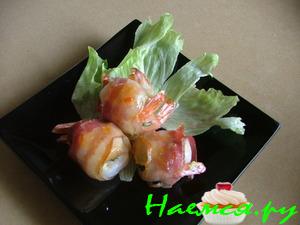 Креветки в беконе, фаршированные пармезаном и базиликом