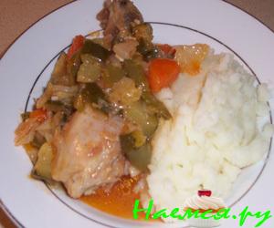 Тушеная курочка с овощами вкусненькая