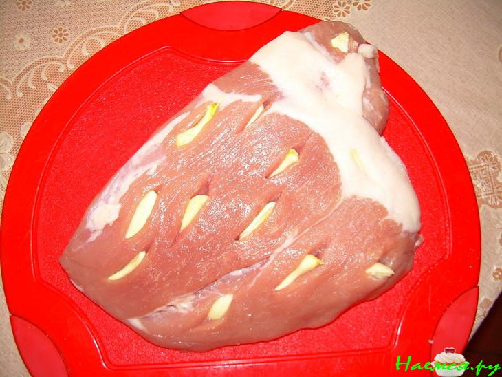 Свинина с чесноком, запечённая в фольге