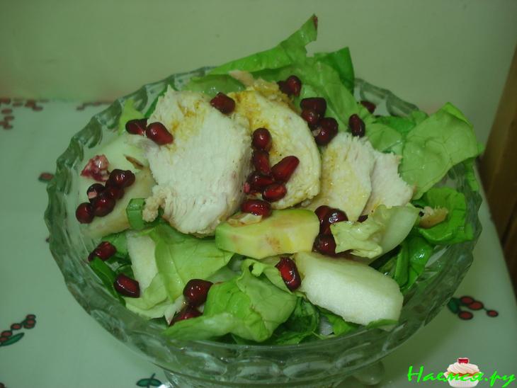 Салат из курицы с сельдереем, авокадо и салатом