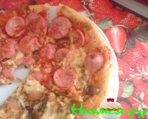 Пицца мясная с консервированным салатом из сладкого перца и риса