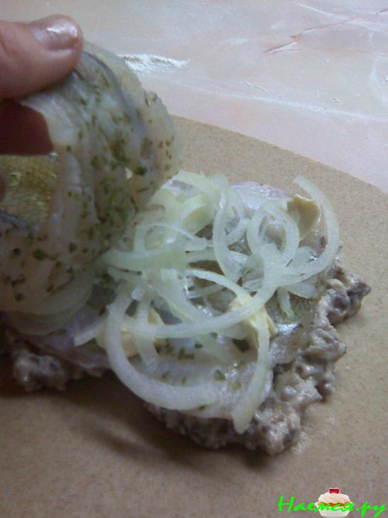 Пирог из ржаной муки с рыбой, грибным соусом, сыром и уймой потраченного времени!