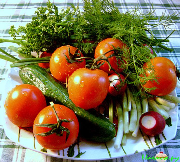 Салат простой с огурцами и помидорами