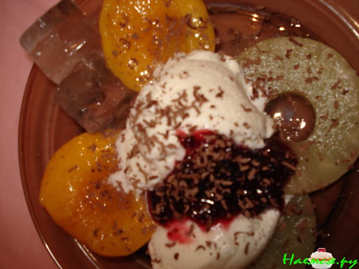 Легкий десерт с мороженым и фруктами