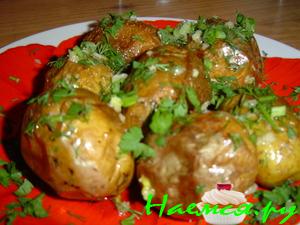 Печеная картошечка с чесноком и зеленью Печеная картошечка с чесноком и зеленью
