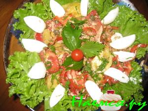 Салат с тунцом и помидорами