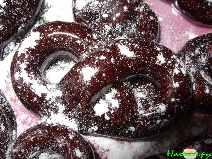 Шоколадные крендельки в сахарной пудре