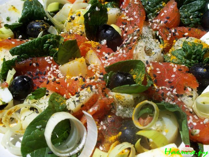 Салат с лососем и шпинатом под соусом