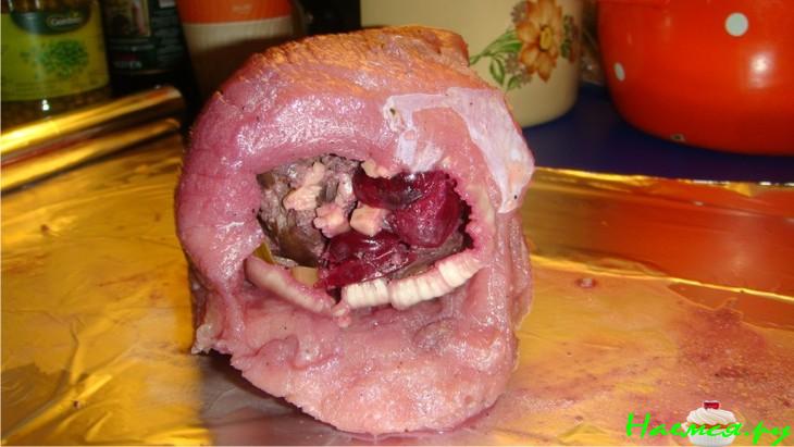 Свиной окорок с куриной печёнкой и вишней