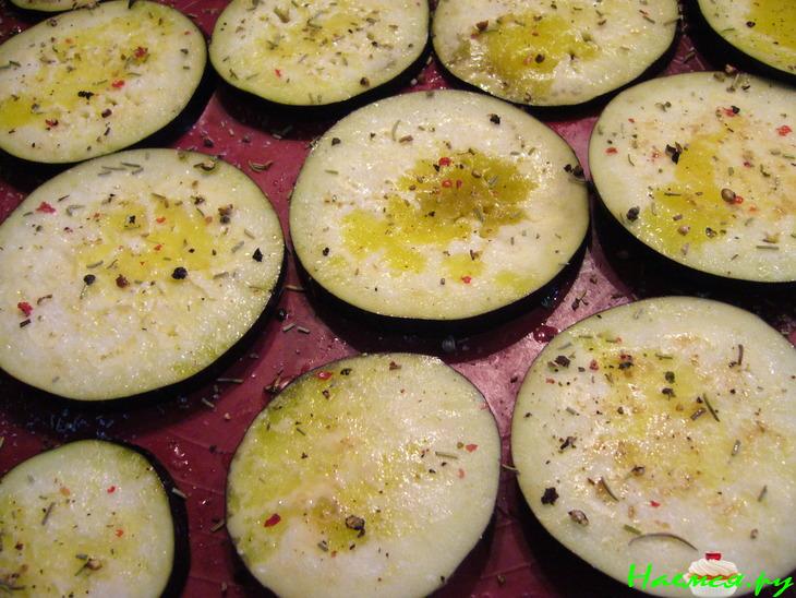 Авокадо-огуречный мусс на баклажановых тостах