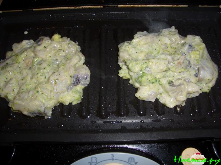 Оладьи из палтуса с брокколи